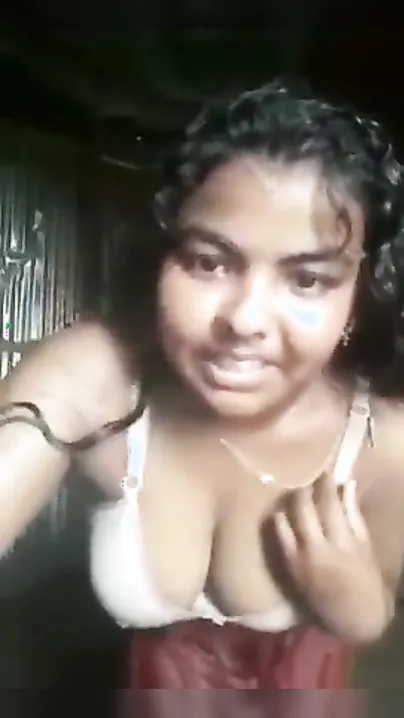 Curvy Village Babe Flashing Her Huge Assets In Selfie Video