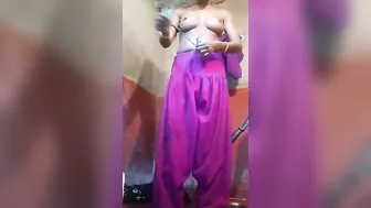 Village Bhabhi Caught Pissing Outdoors In Private Leaked Mms