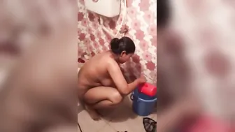 Famous Bengali Slut Bathing Naked In Leaked Private Footage