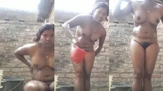 Village Bhabhi Taking Bath Secretly Filmed By Her Neighbor