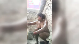 Village Bhabhi Taking Bath Secretly Filmed By Her Neighbor