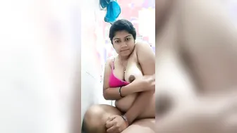 Mallu Babe Showing Her Huge Natural Boobs In Private Mms Clip