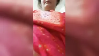 Mature Pakistani Aunty Revealing Her Massive Melons On Camera
