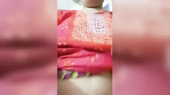 Mature Pakistani Aunty Revealing Her Massive Melons On Camera