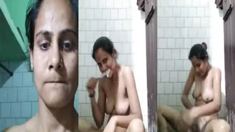 Mature Bhabhi Sending Naughty Bath Videos To Her Secret Lover
