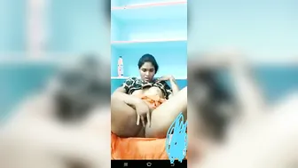 Desi Village Girl Showing Her Naked Boobs And Fat Pussy On Cam
