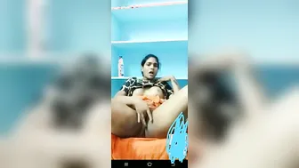 Desi Village Girl Showing Her Naked Boobs And Fat Pussy On Cam