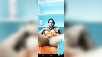 Desi Village Girl Showing Her Naked Boobs And Fat Pussy On Cam