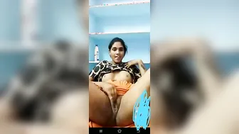Desi Village Girl Showing Her Naked Boobs And Fat Pussy On Cam