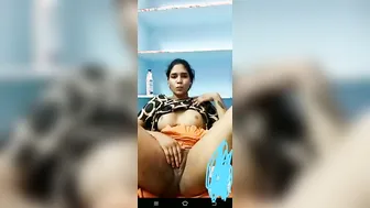 Desi Village Girl Showing Her Naked Boobs And Fat Pussy On Cam