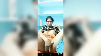 Desi Village Girl Showing Her Naked Boobs And Fat Pussy On Cam