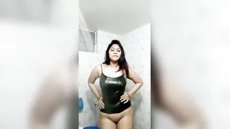 Desi Babe Dancing Naked In Shower Without Panties