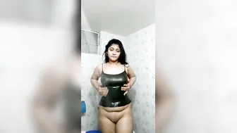 Desi Babe Dancing Naked In Shower Without Panties
