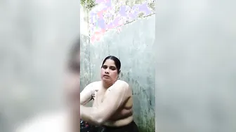 Married Bhabhi Secretly Filmed Taking Bath Showing Everything