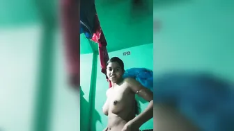 Cute Desi GF Showing Off Her Naked Body In New Video