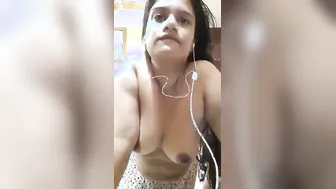 Bengali Babe Flaunting Her Boobs While Talking Dirty Online