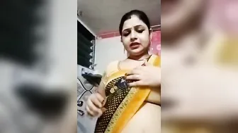 Desi Mom Exposing Her Body For The Camera Showing It All