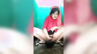 Desi GF Rubbing Her Pussy Alone In Bathroom Secretly
