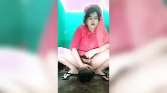 Desi GF Rubbing Her Pussy Alone In Bathroom Secretly
