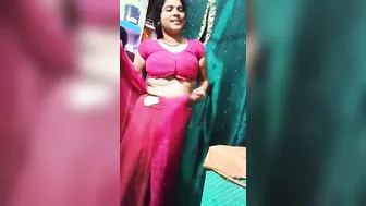 Sweet Housewife Spreading Her Pussy Wide On Private Video Call