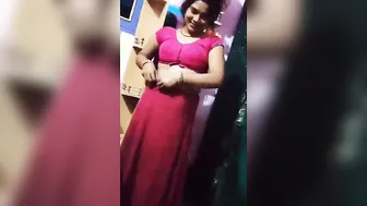 Sweet Housewife Spreading Her Pussy Wide On Private Video Call