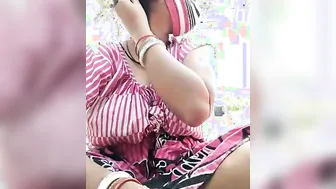 Indian Bhabhi Fingering Pussy Outdoors Caught On Mobile Phone