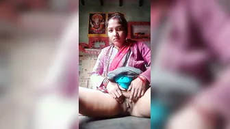 Innocent Married Wife Spreading Her Pussy For Private Cam Show