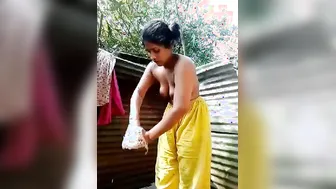 Village Girl Bathing Nude Outdoors Caught On Camera Selfie Mms
