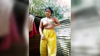 Village Girl Bathing Nude Outdoors Caught On Camera Selfie Mms