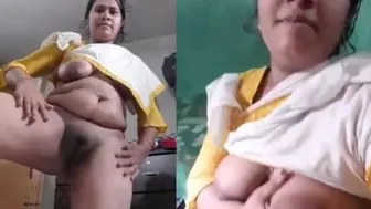Chubby Married Bhabhi Spreading Her Thick Pussy Lips On Webcam