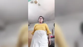 Chubby Married Bhabhi Spreading Her Thick Pussy Lips On Webcam