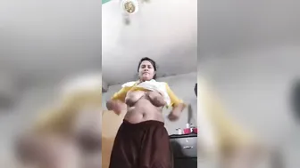 Chubby Married Bhabhi Spreading Her Thick Pussy Lips On Webcam