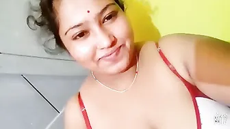 Thick Bhabhi Spreading Her Legs And Fingering Her Shaved Pussy