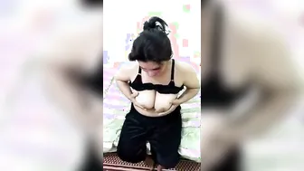 Pakistani Wife Flashing Her Huge Boobs In Bedroom Mirror