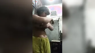 Horny Girl From Karachi Exposing Her Big Natural Tits Online