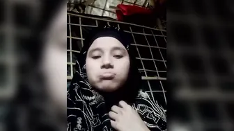 Married Housewife Showing Her Wet Pussy Naked On Camera