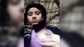 Married Housewife Showing Her Wet Pussy Naked On Camera