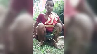 Married Bhabhi Squatting And Pissing Outdoors In Village Area