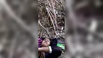 Dehati Babe Flashing Her Bushy Pussy Outdoors In The Jungle