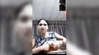 Busty Desi Babe Showing Off Her Natural Tits Amateur Footage