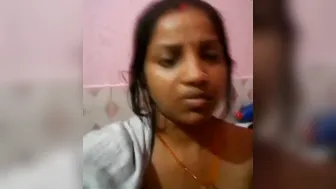 Married Bhabhi Showing Off Her Body Parts On Private Cam