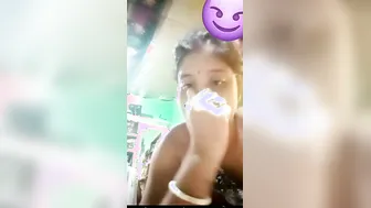 Married Bhabhi Flashing Her Big Breasts During Video Call Time