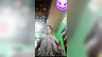 Married Bhabhi Flashing Her Big Breasts During Video Call Time