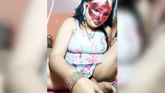 Horny Bhabhi Fingering Her Dripping Pussy Live On Webcam