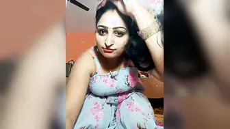 Horny Bhabhi Fingering Her Dripping Pussy Live On Webcam