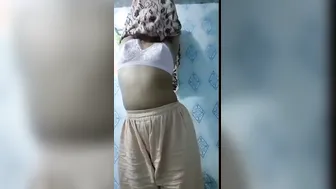 Married Muslim Bhabhi Exposing Her Naked Body On Camera