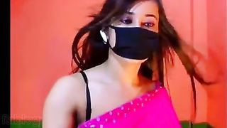 Non-professional livecam cutie does a sexy dance for her fans on a romantic song