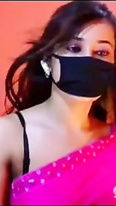 Non-professional livecam cutie does a sexy dance for her fans on a romantic song