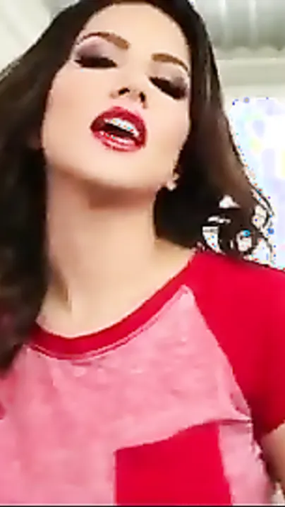 Seductive movie scene of Indian Porn Star Sunny Leone