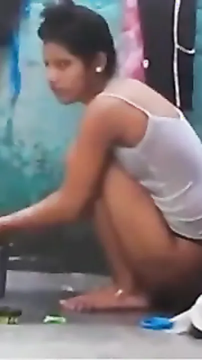 Non-professional cutie lets this guy bf watch as this babe takes a washroom outdoors